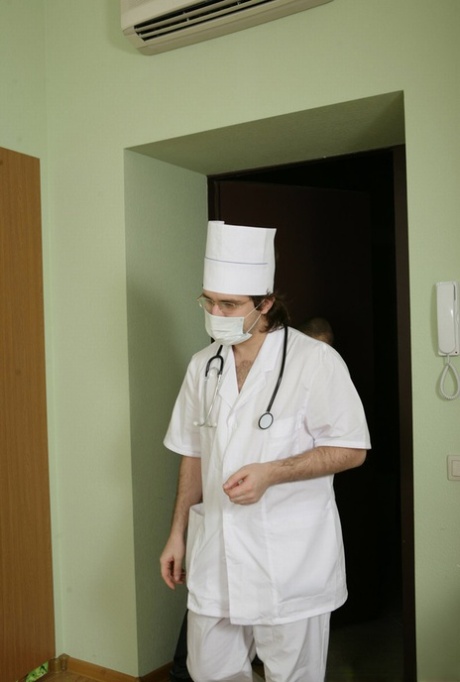 Young redhead Elena is checked over by a doctor before losing her virginity 81409506