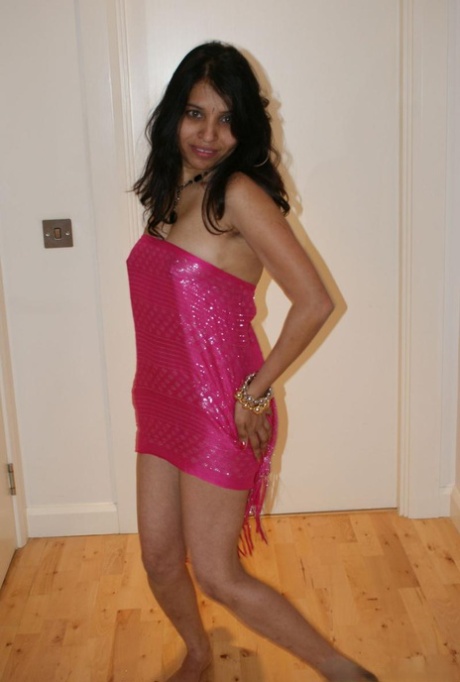 Indian MILF Kavya Sharma goes barefoot while wearing an off shoulder dress 27883005