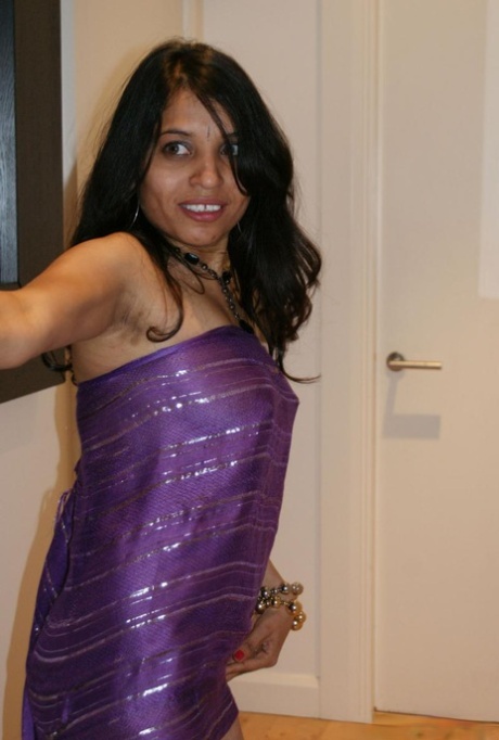 Indian MILF Kavya Sharma crosses her bare legs during a non-nude gig 68752776