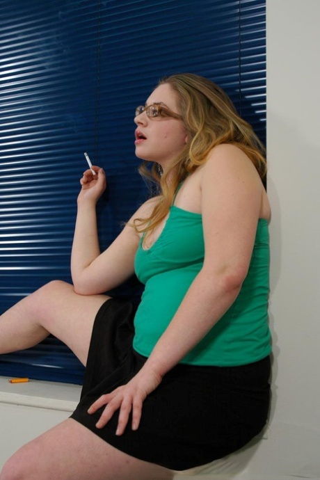 Thick solo girl Anais exposes her natural tits while smoking