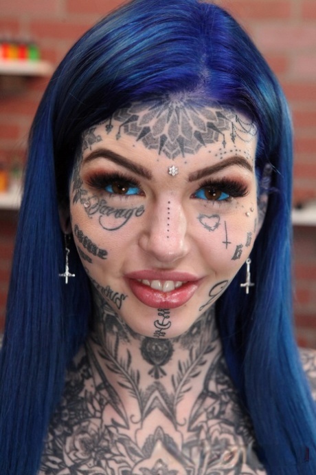 Heavily tattooed girl Amber Luke poses naked in a tattoo shop 18204682