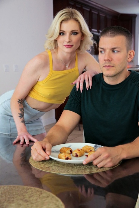 Blonde teen Hyley Winters seduces her stepbrother while he's having a meal 43407269