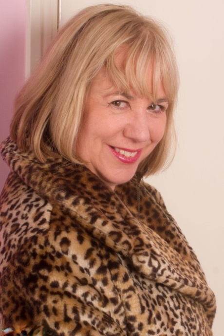 Older UK plumper Speedy Bee unveils her natural tits while wearing a thong 67768964